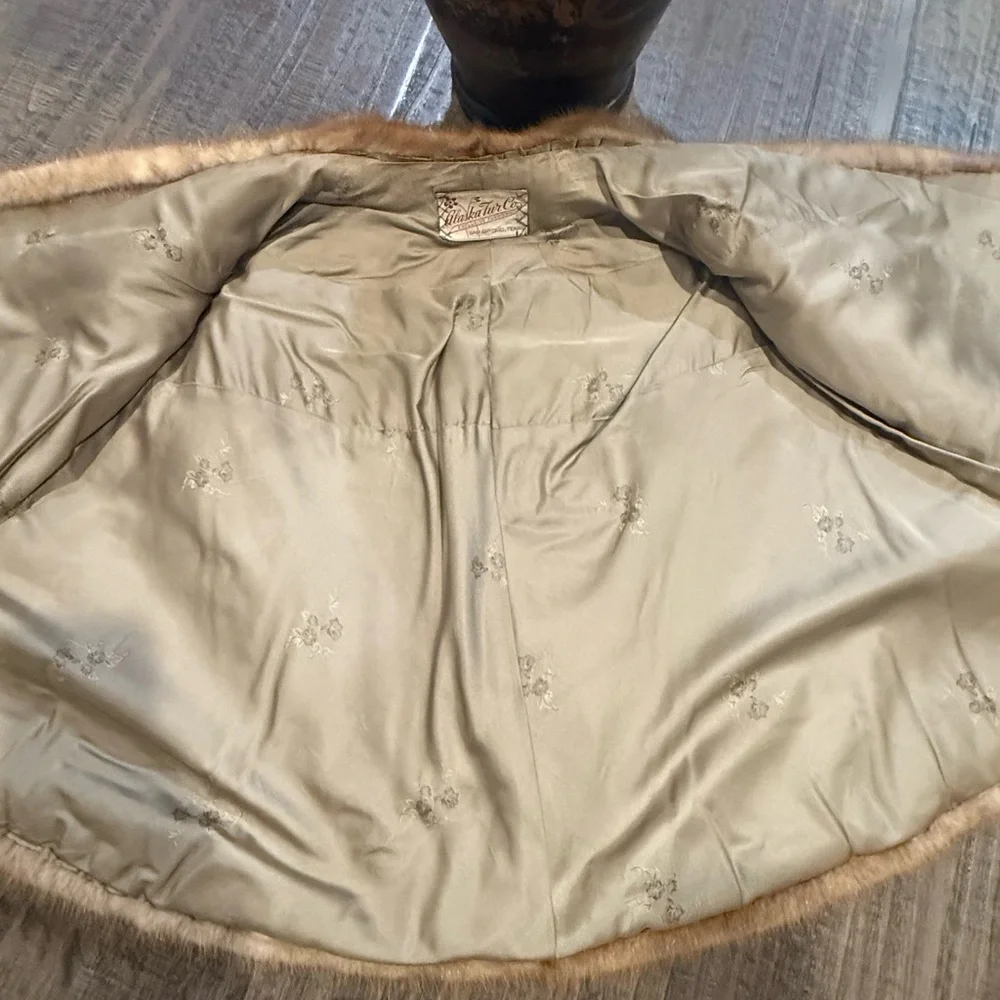 Luxurious Brown Fur Coat - Picture 5 of 9